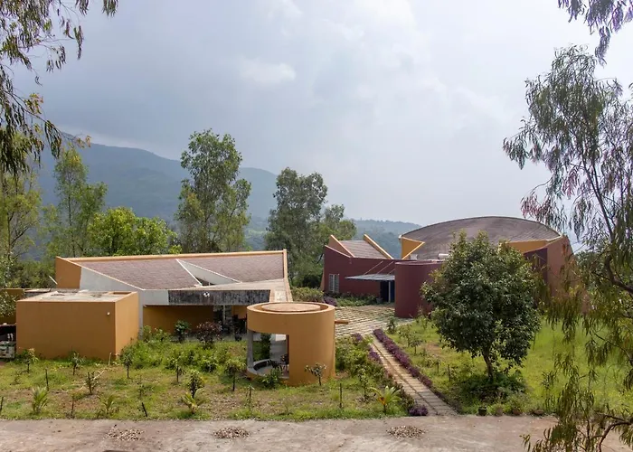 Saffronstays Solasta - 2Br Luxury Villa With Black Marble Infinity Pool, Lotus Pond & Dam Views In Mulshi